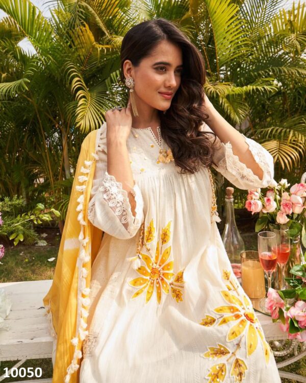 Summer Kurti Set Collection For Women's Wear White Cotton Floral Designer Fancy Kurti Pent Set