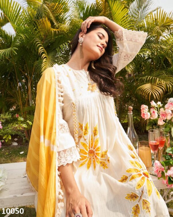 Summer Kurti Set Collection For Women's Wear White Cotton Floral Designer Fancy Kurti Pent Set