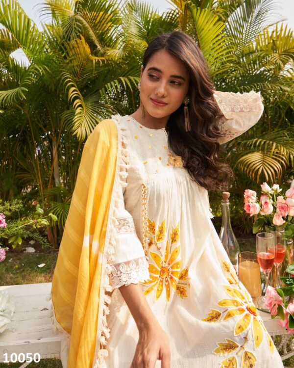 Summer Kurti Set Collection For Women's Wear White Cotton Floral Designer Fancy Kurti Pent Set