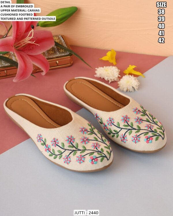 Buy Latest Collection Of Fine Looking Designer Ethnic Juttis For Ladies