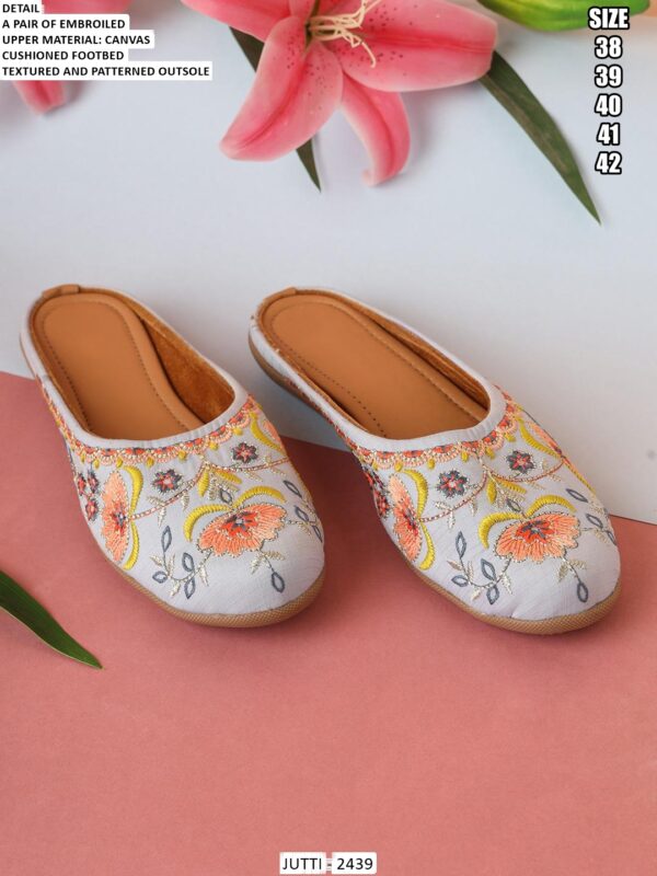 Buy Latest Collection Of Fine Looking Designer Ethnic Juttis For Ladies